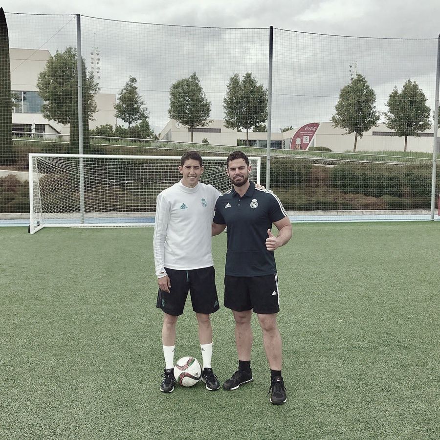 Mike Krick en la Ciudad Deportiva del Real Madrid junto a un jugador