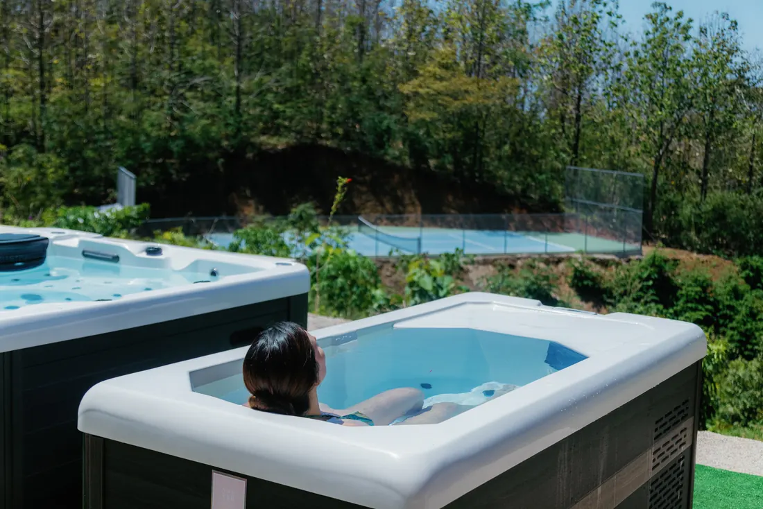 Jacuzzi y baño de hielo del estate frente a la cancha de tenis