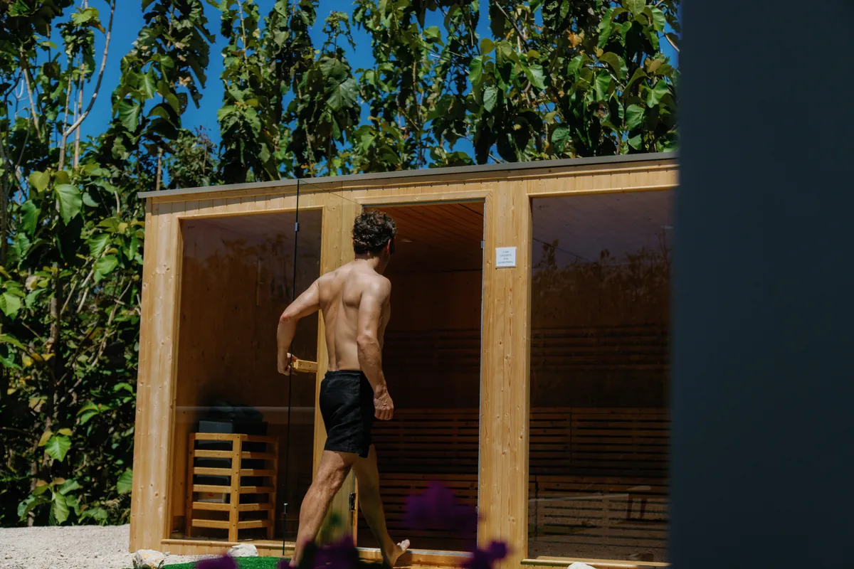Sauna de madera del estate al aire libre